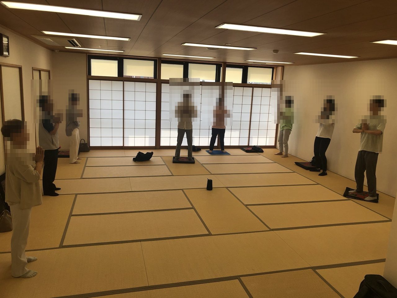 明市民センターの和室で行った集団煉功の様子（プライバシー保護のため、写っている方のお顔は加工しています）