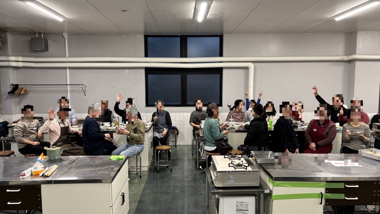 松戸市民会館での餃子づくり交流会(プライバシー保護のため、写っている方のお顔は加工しています)